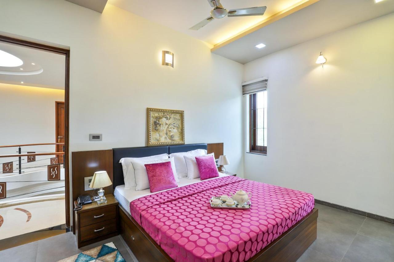 Stayvista'S Prakriti Farms With Outdoor Pool, Complimentary Breakfast And Hi-Tea Udaipur Exterior photo